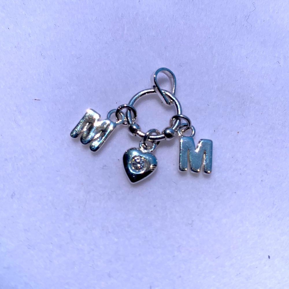 925 solid Sterling silver me&mom pendant.